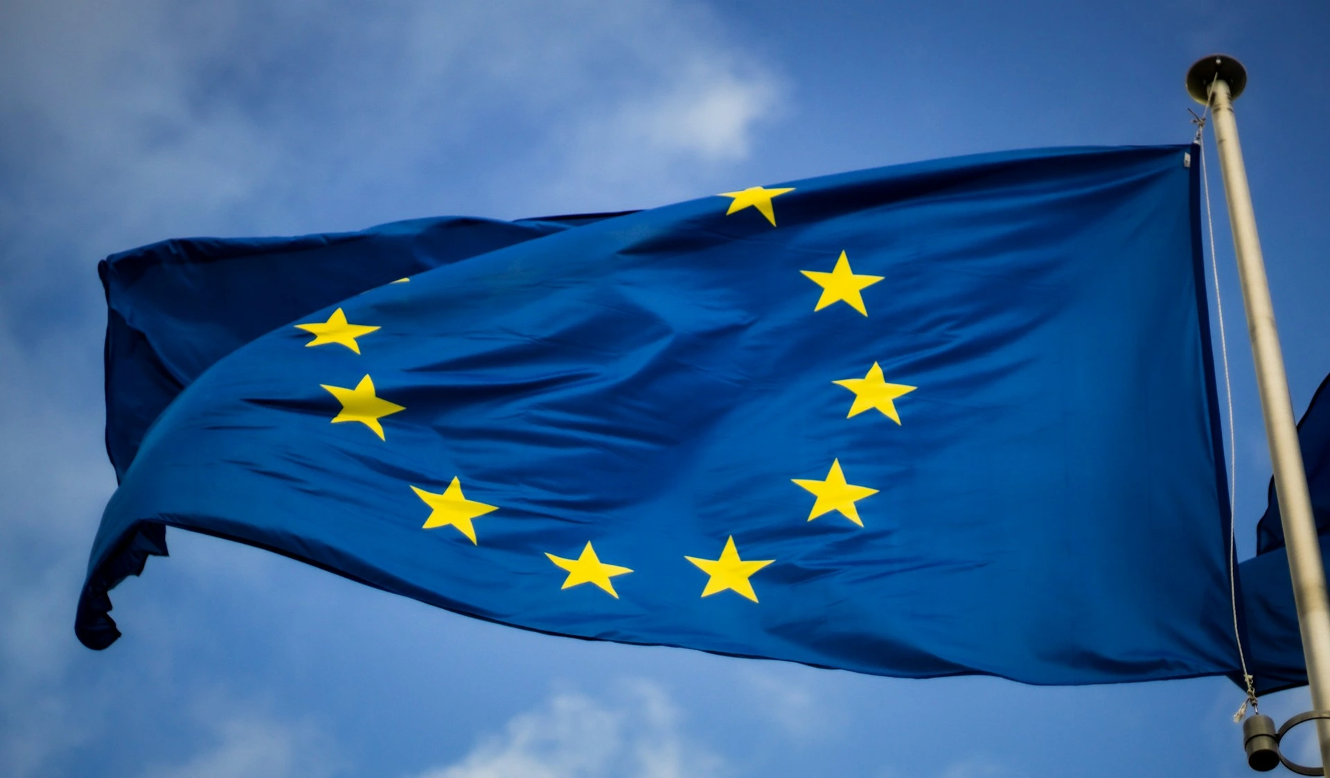La UE Publica Directrices para Prevenir el Mal Uso de la IA en los Lugares de Trabajo, Plataformas en Línea, y Más