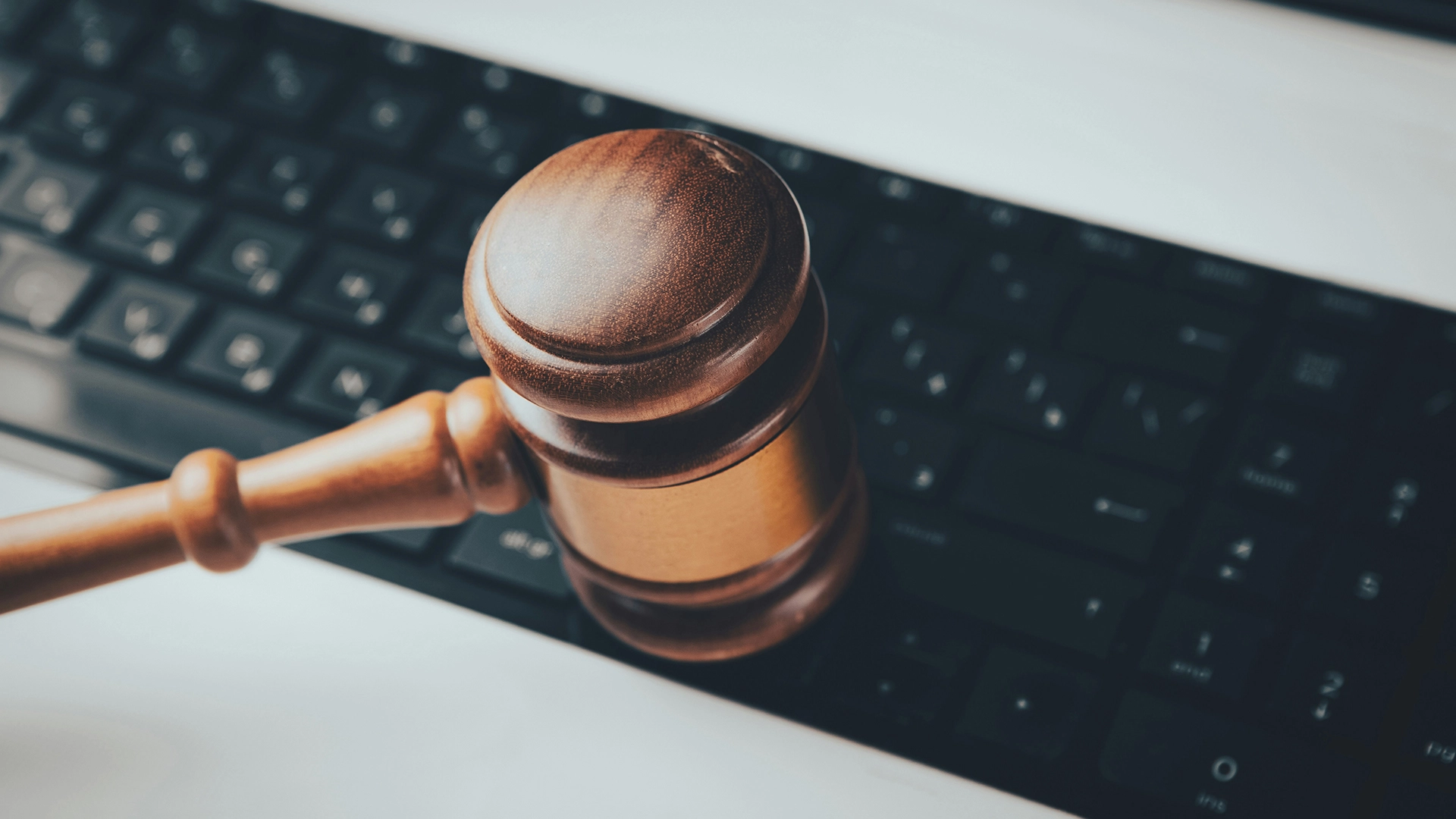 Expertos advierten que los tribunales pueden pasar por alto las alucinaciones de la IA en los documentos legales