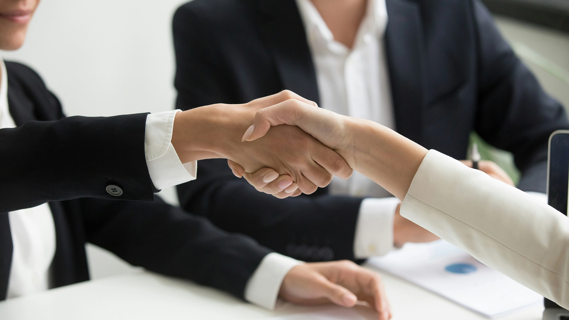 Los Agentes de Inteligencia Artificial superan a los reclutadores humanos en las entrevistas de trabajo, seg&uacute;n un estudio