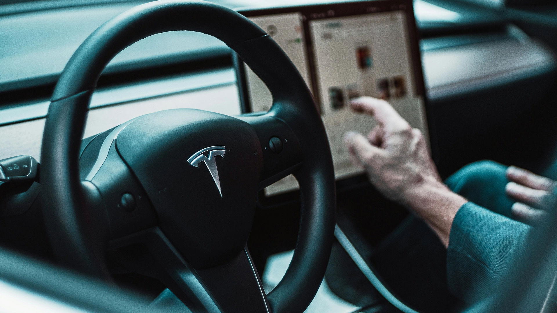 Tesla Recibe un Veredicto de $243M Despu&eacute;s de que un Hacker Recupera Datos del Accidente