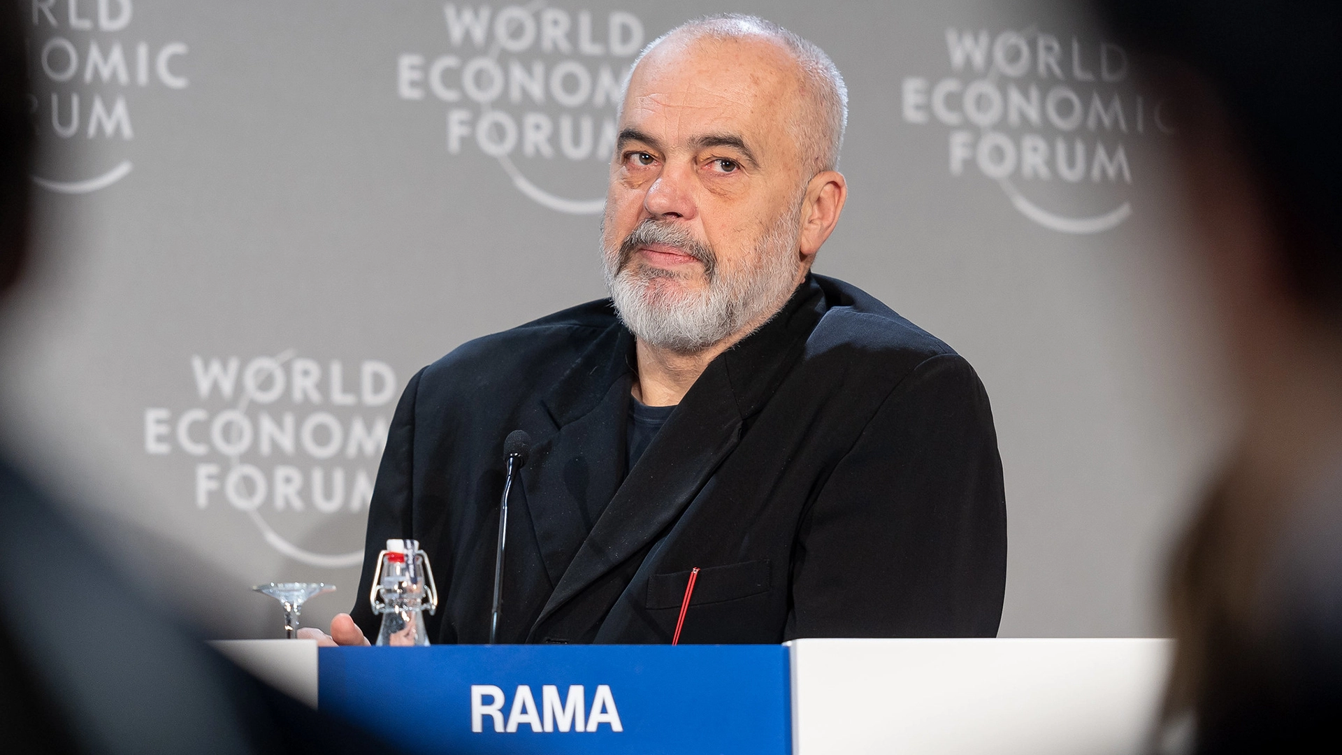 Albania Nombra a un Bot de IA como Ministro para Luchar Contra la Corrupci&oacute;n