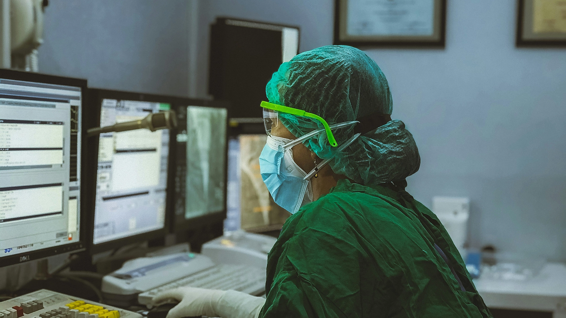 IA en Salud: Nuevo Benchmark de Stanford Mide el Rendimiento en el Mundo Real